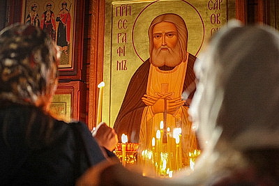 Православные верующие отмечают Яблочный Спас