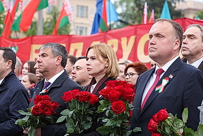 Лукашенко возложил венок к монументу Победы в Минске