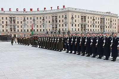 Парламентская делегация Зимбабве возложила венок и цветы к монументу Победы в Минске