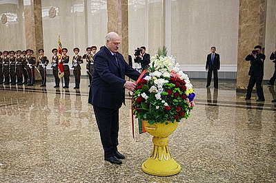 Лукашенко по прибытии в Пхеньян посетил Кымсусанский дворец Солнца и почтил память корейских вождей