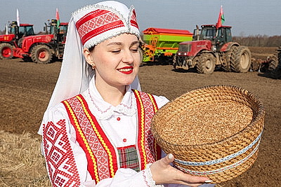 В поле - с добрым сердцем. В Витебском районе дали старт посевной кампании