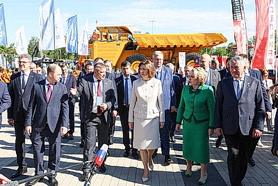 Товары от крупных производителей и ремесленников демонстрируют участникам Форума регионов в Минске