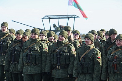 Женщин-военнослужащих Западного оперативного командования с наступающим 8 Марта поздравили на полигоне