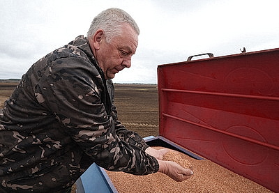 Забота о механизаторах для оперативного сева. Как в Сенненском районе аграрии трудятся на полях