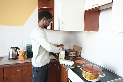 \"Счастливы работать и зарабатывать\". Как африканские парни трудятся на ферме в Лидском районе