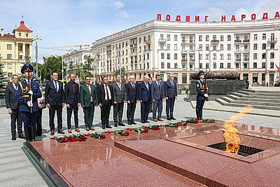 Председатель Национального народного собрания парламента Алжира возложил венок к монументу Победы в Минске
