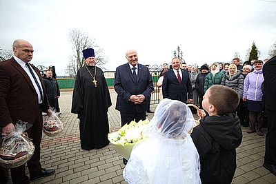 Лукашенко зажег пасхальную свечу в одном из деревенских храмов