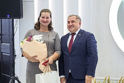 \"Забота о семье - одновременно большой труд и радость\". Восьми брестчанкам вручили орден Матери
