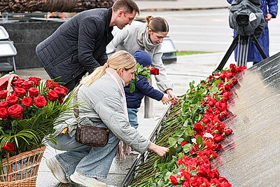 Народное возложение цветов к монументу Победы проходит в Минске