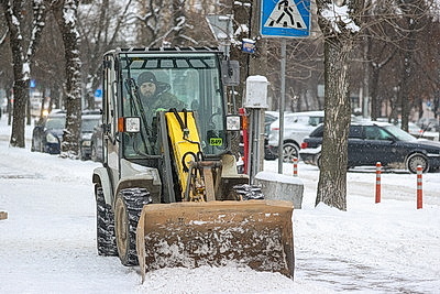 В Бресте 75 единиц спецтехники убирают снег на улицах города