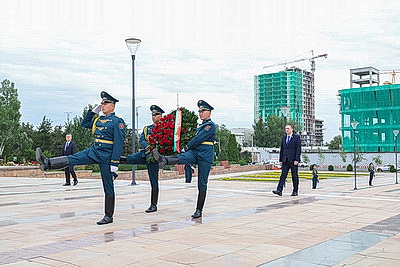 Турчин возложил венок к Вечному огню на Площади Победы в Бишкеке