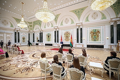 Едины в стремлении сделать страну лучше. Лукашенко в преддверии 8 Марта вручил женщинам госнаграды