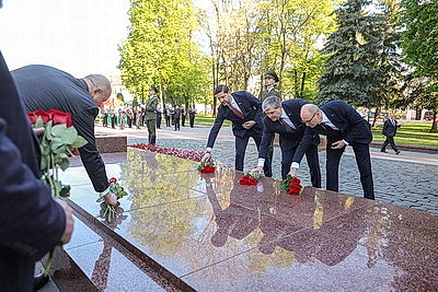 Участники медиафорума в Гродно возложили цветы к памятнику погибшим воинам в ВОВ
