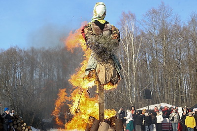 В Беловежской пуще отметили Масленицу и попрощались со Снегурочкой до следующей зимы