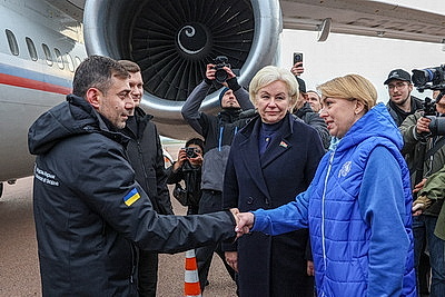 В Беларусь прибыл самолет с представителями России и Украины, которые участвовали в гуманитарной операции в Алешках