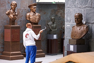 Участники автопробега \"Дороги славы - наша история\" почтили память героев ВОВ в Минске