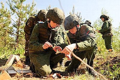 Танк над головой и первый выстрел: как проходит конкурс военно-патриотических клубов ВС