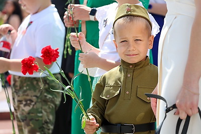 \"Дань памяти героям прошлого\". Народное возложение проходит в Минске