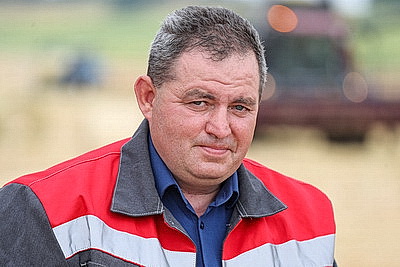 \"С настроением отличным идем в поле, урожай радует\". Как начали жатву в Гродненском районе