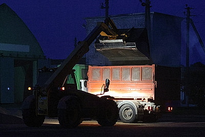 Механизаторы Брестского района ведут уборку зерновых до позднего вечера