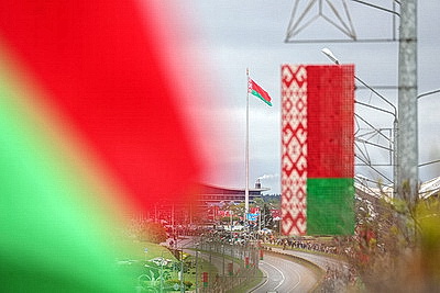 Шествие с самым большим флагом Беларуси стартовало от стелы \"Минск - город-герой\"