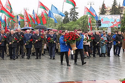 Народное возложение цветов к монументу Победы проходит в Минске