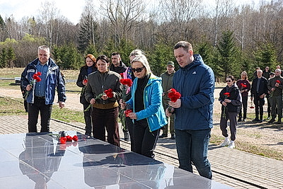 Республиканский субботник: коллектив Администрации Президента принял участие в благоустройстве мемориального комплекса и посадке леса