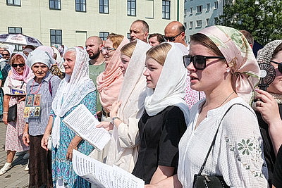 Более 500 человек собрались у памятника Георгию Конисскому в Могилеве на памятный молебен