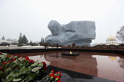 Праздник мужества и верности долгу: в регионах Беларуси 23 февраля прошли торжественные митинги