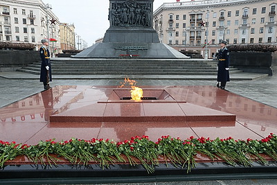К монументу Победы возложили цветы в День защитников Отечества