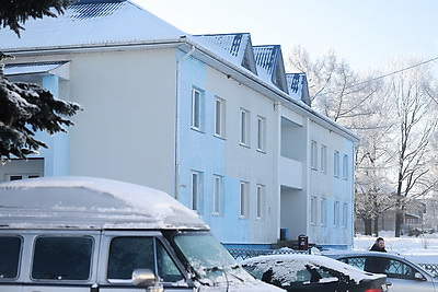 \"Счастливы работать и зарабатывать\". Как африканские парни трудятся на ферме в Лидском районе