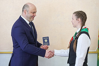 18 отличников учебы из Витебской области получили первые паспорта