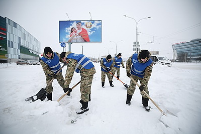 Подъезды к медучреждениям, школам, детсадам. Курсанты МЧС и военнослужащие внутренних войск помогают убирать снег