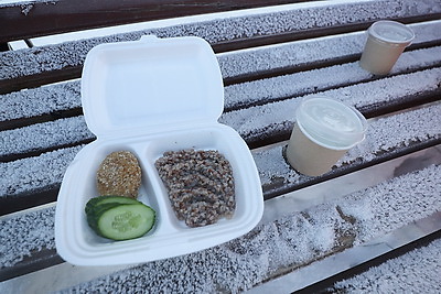 \"Согрей теплом\": горячее питание доставляют работникам ЖКХ, убирающим снег в Минске