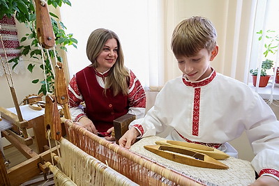 Материалов на 100 лет. Как в Минской области сохраняют традиции местного ткачества