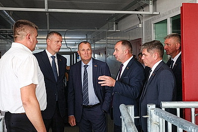 Полевые работы, готовность техники и зерносушилок: Крутой ознакомился с ходом уборочной в Климовичском районе