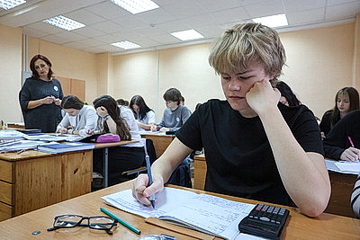 \"Не просто рядом, а вместе\": Могилевскому экономическому промышленно-технологическому колледжу - 95 лет