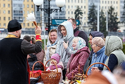 Благодатный огонь от гроба Господня доставили в Минск