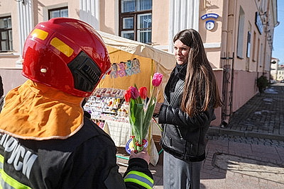 \"101 тюльпан для милых дам\". Гродненские спасатели поздравили женщин с 8 Марта