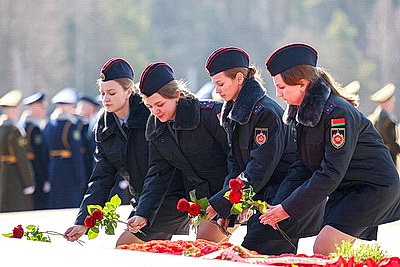 \"Пусть скорбь и печаль обернутся в мужество ваше и силу\". В Хатыни проходит всенародная вахта памяти