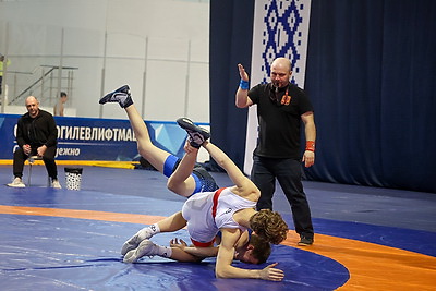 Более 500 юных спортсменов участвуют в турнире по вольной борьбе памяти Карначенка в Шклове