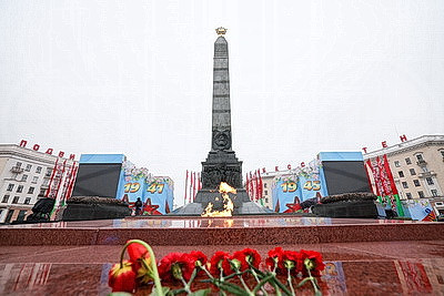 Народное возложение цветов к монументу Победы проходит в Минске