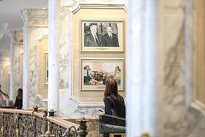 Для научных сотрудников НАН и представителей БГЭУ провели экскурсию во Дворце Независимости