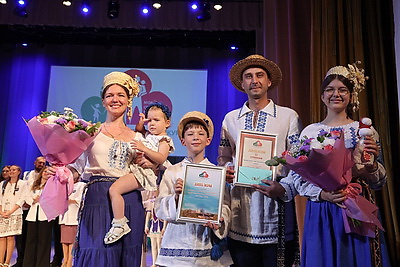 Многодетные родители из Городка раскрыли свой секрет счастья на конкурсе \"Семья года\"