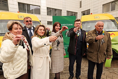 Шесть сельских школ получили новые автобусы для подвоза детей