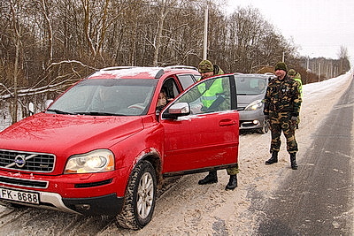 Пограничники несут службу по охране границы