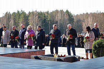\"Пусть скорбь и печаль обернутся в мужество ваше и силу\". В Хатыни проходит всенародная вахта памяти