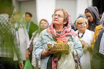 Православные верующие отмечают Яблочный Спас