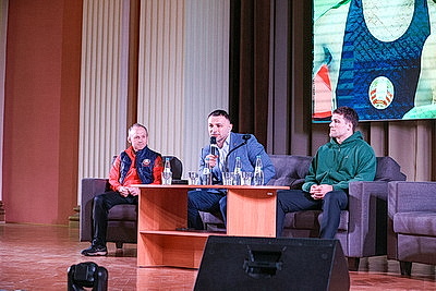 Чемпион мира по греко-римской борьбе провел встречу с суворовцами