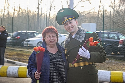 Плац-концерты, море цветов и теплых слов. В Бресте мужчины поздравили женщин